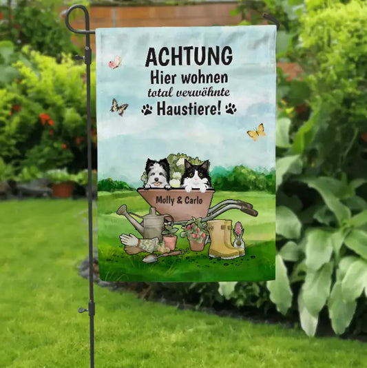 Personalisierte Gartenflagge - Achtung verwöhnte Haustiere