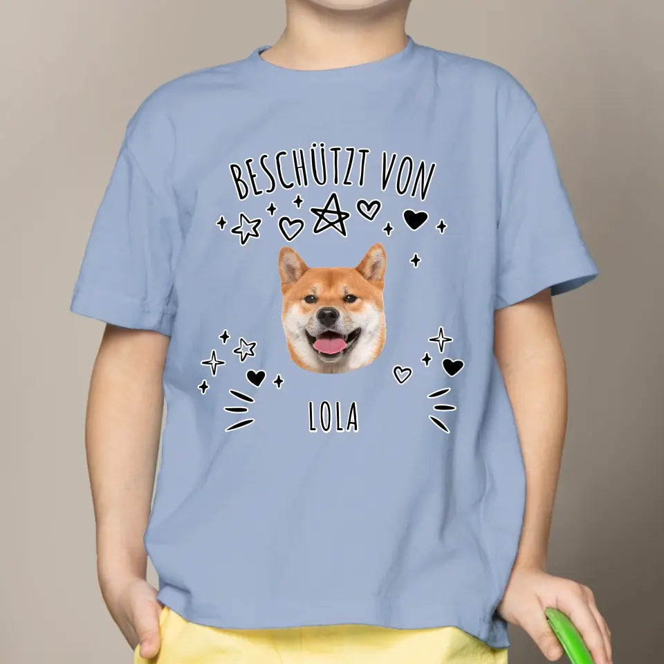 Beschützt von - Individuelles Kinder T-Shirt