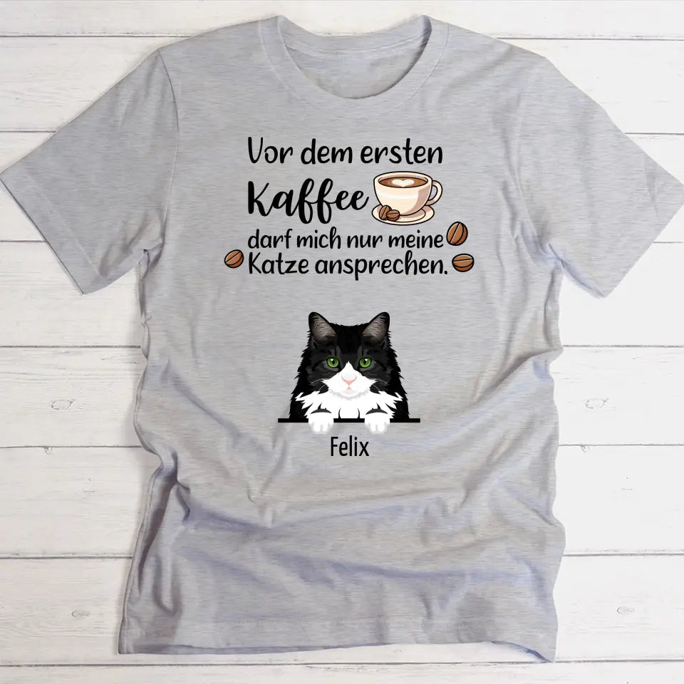 Erster Kaffee und Katzen - Individuelles T-Shirt