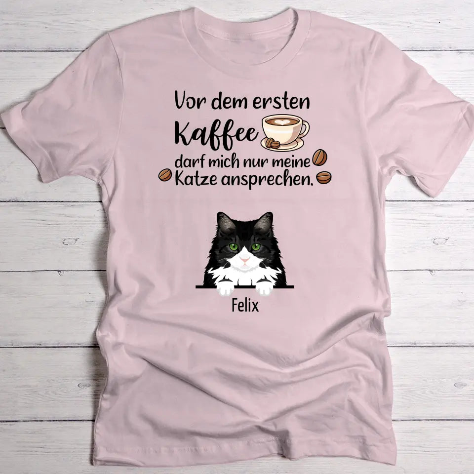 Erster Kaffee und Katzen - Individuelles T-Shirt