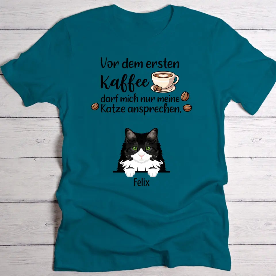 Erster Kaffee und Katzen - Individuelles T-Shirt