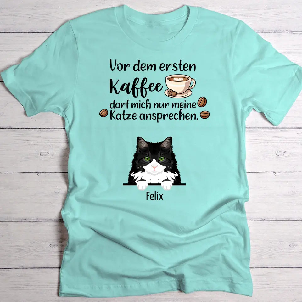 Erster Kaffee und Katzen - Individuelles T-Shirt