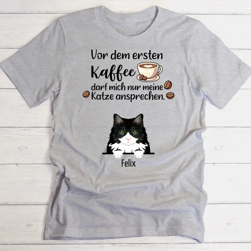 Erster Kaffee und Katzen - Individuelles T-Shirt