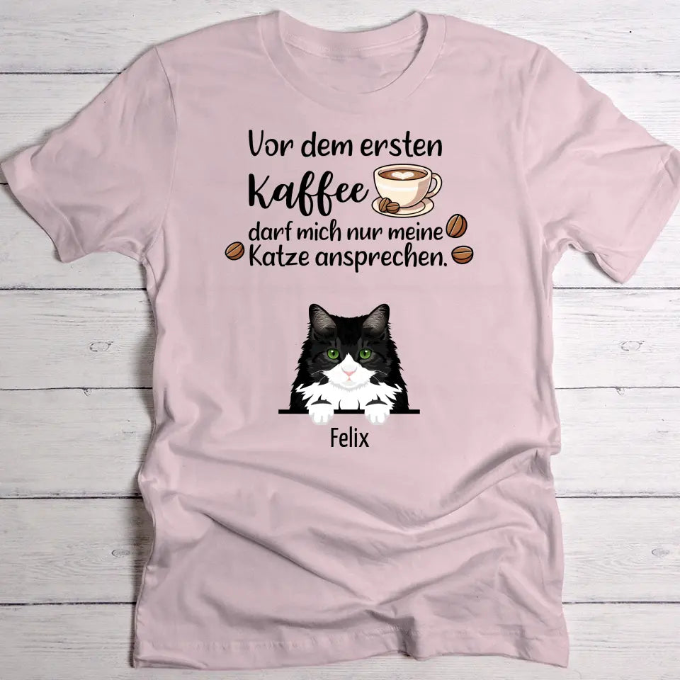 Erster Kaffee und Katzen - Individuelles T-Shirt