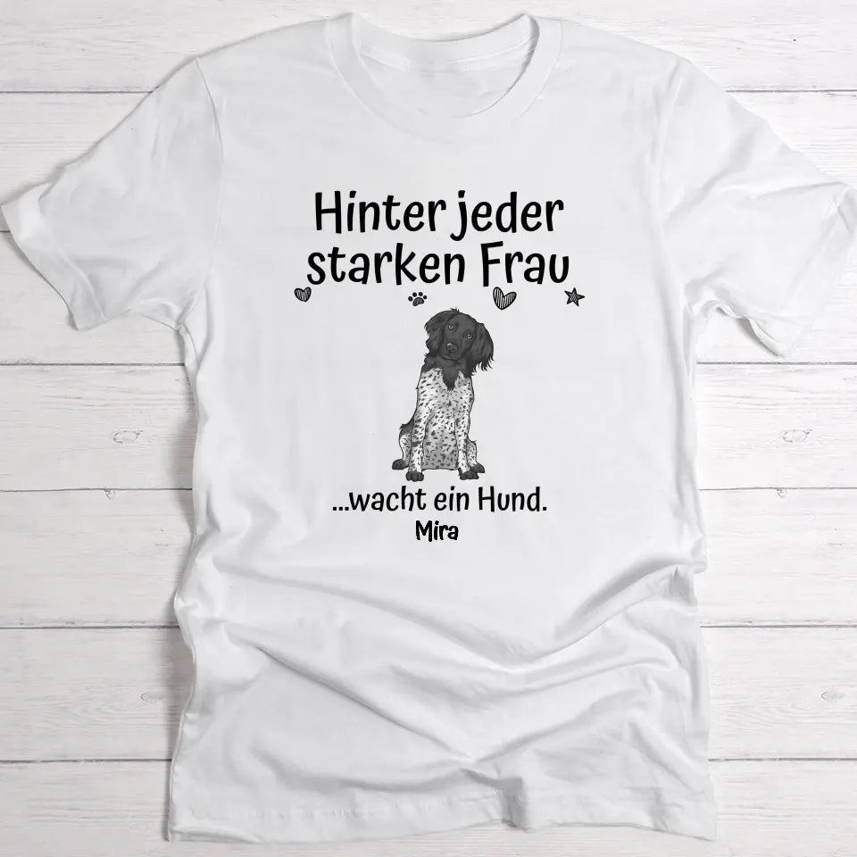 Hinter jeder starken Frau - Individuelles T-Shirt