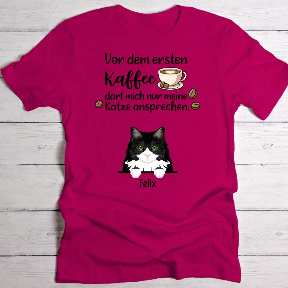 Erster Kaffee und Katzen - Individuelles T-Shirt